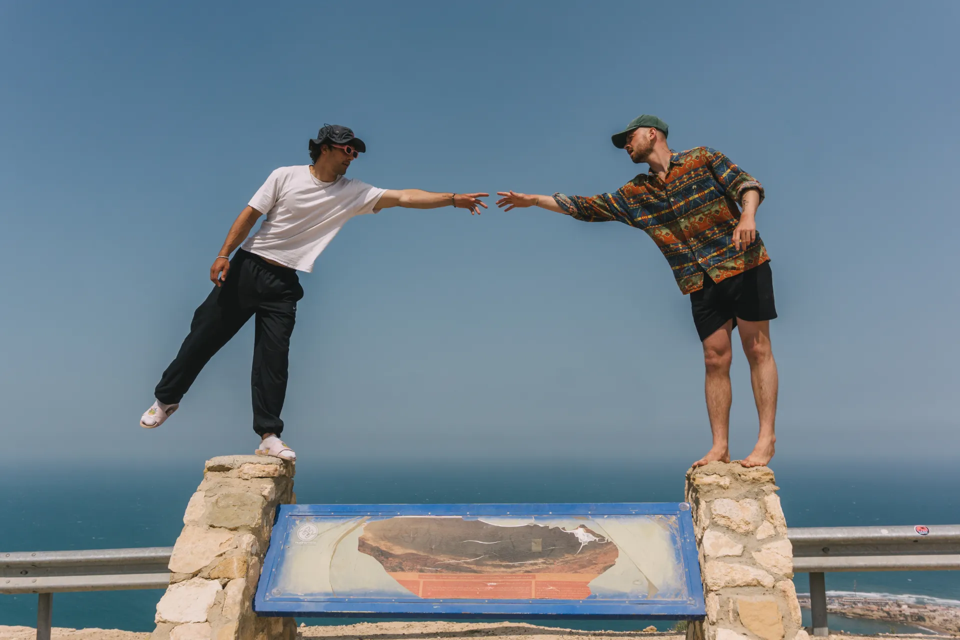 Freunde an einem Aussichtspunkt über Taghazout